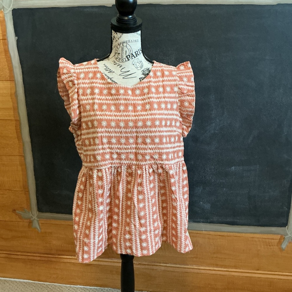 Umgee size L peach eyelet ruffled sleeveless top button back